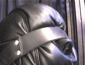 R577_MALEBONDAGE_FastRunner_MikeyTonyFastRunnerFromTheUK_BondageChairInflatableRubberInVertCage