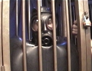 R577_MALEBONDAGE_FastRunner_MikeyTonyFastRunnerFromTheUK_BondageChairInflatableRubberInVertCage
