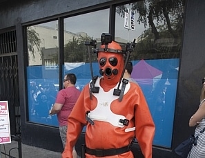 R609_MALEBONDAGE-Folsom2015-Part1of2_FelixInRubberSuitGoProOnHisHead