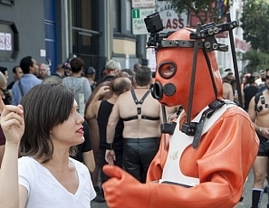 R609_MALEBONDAGE-Folsom2015-Part1of2_FelixInRubberSuitGoProOnHisHead