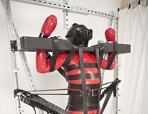 R811_MALEBONDAGE_TheVerticalStocksTest_RickInRedCatsuit_RickDaleEdMark_FrontRoom