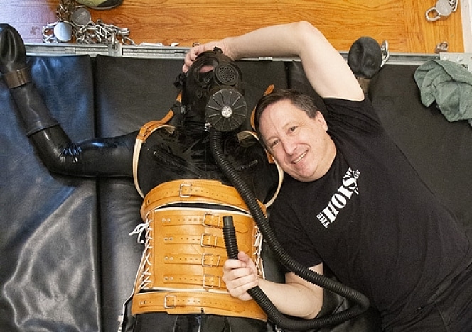 R907_MALEBONDAGE_Edged_Part1of3_SethClaudio_FullBodyTanLeatherBraceAndRubberBackRoom