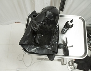S947_MALEBONDAGE_TestPilot_RankBouncerPup-FrontRoomMaxcitaSJInPoliceChair